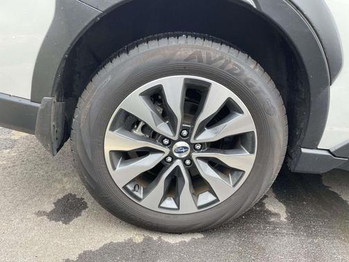 Crystal White Pearl 2024 Subaru Outback Limited