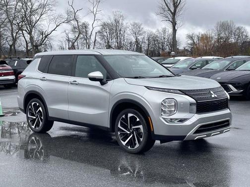 2023 Mitsubishi Outlander SE Black Edition