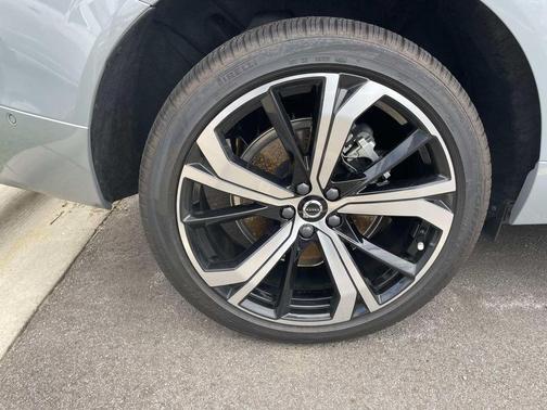 Metallic 2025 Volvo XC60 Plug-In Hybrid T8 Ultra