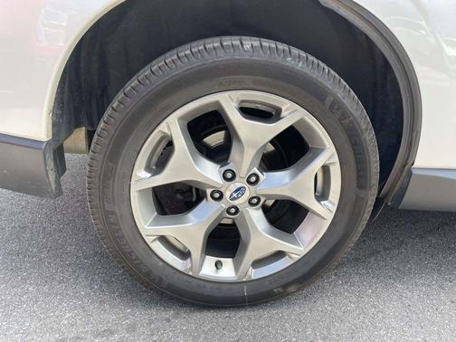 Crystal White Pearl 2018 Subaru Forester 2.5i Touring
