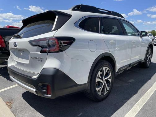 Crystal White Pearl 2022 Subaru Outback Limited XT