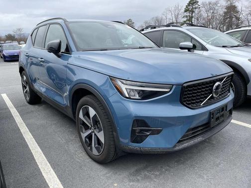 2025 Volvo XC40 B5 Plus Dark Theme