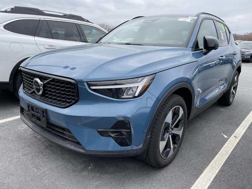 2025 Volvo XC40 B5 Plus Dark Theme