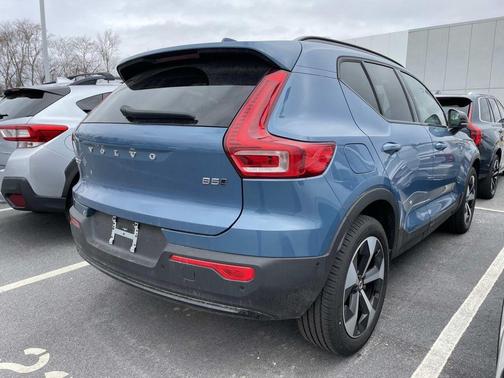 2025 Volvo XC40 B5 Plus Dark Theme