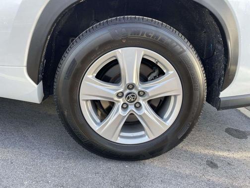 Wind Chill Pearl 2024 Toyota Highlander LE