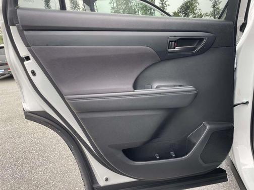 Wind Chill Pearl 2024 Toyota Highlander LE