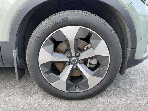 2023 Volvo XC40 B5 Plus Dark Theme