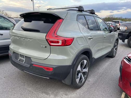 2023 Volvo XC40 B5 Plus Dark Theme