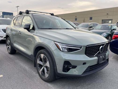 2023 Volvo XC40 B5 Plus Dark Theme