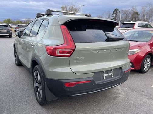 2023 Volvo XC40 B5 Plus Dark Theme