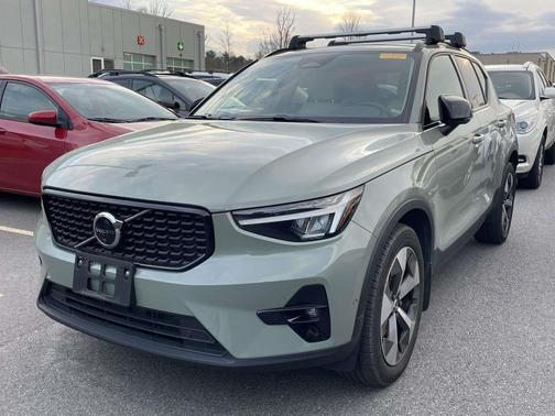 2023 Volvo XC40 B5 Plus Dark Theme