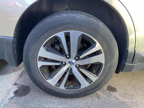 Tungsten Metallic 2019 Subaru Outback 2.5i Limited
