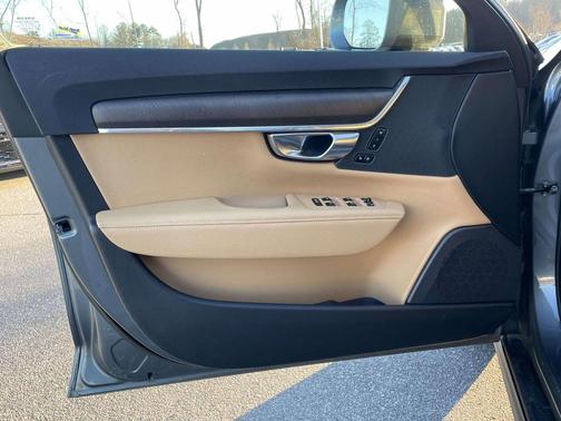 2019 Volvo V90 Cross Country T6