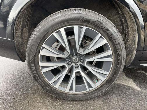 Onyx Black Metallic 2021 Volvo XC90 T6 Momentum 6 Passenger