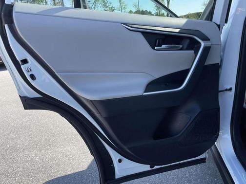 Super White 2019 Toyota RAV4 Hybrid XLE