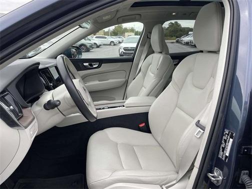2022 Volvo XC60 B5 Momentum