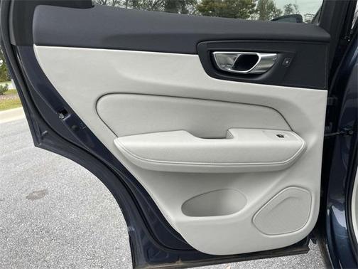 2022 Volvo XC60 B5 Momentum
