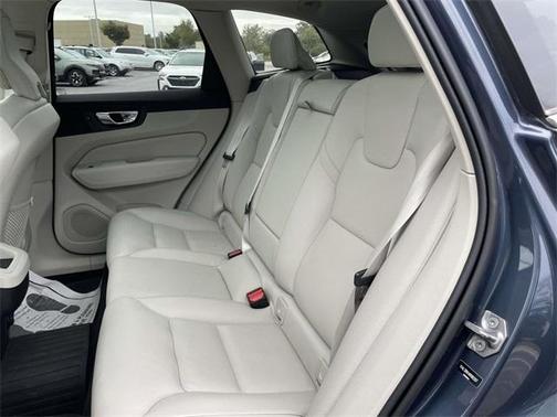 2022 Volvo XC60 B5 Momentum