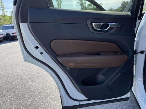 Crystal White Metallic 2023 Volvo XC60 B5 Plus Bright Theme