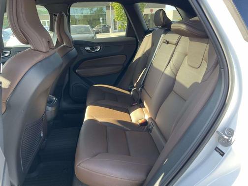Crystal White Metallic 2023 Volvo XC60 B5 Plus Bright Theme