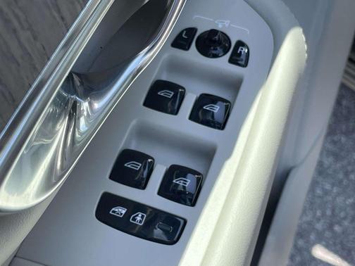 Platinum Grey Metallic 2023 Volvo XC90 B6 Ultimate 6-Seater
