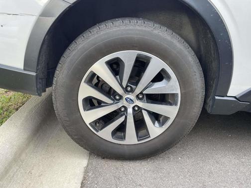 Crystal White Pearl 2022 Subaru Outback Premium