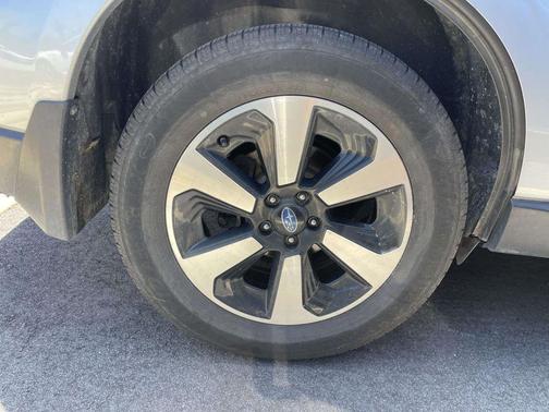 Ice Silver Metallic 2018 Subaru Forester 2.5i