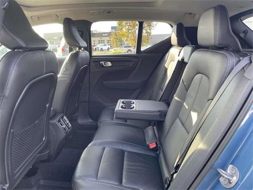 2023 Volvo XC40 B5 Ultimate Bright Theme