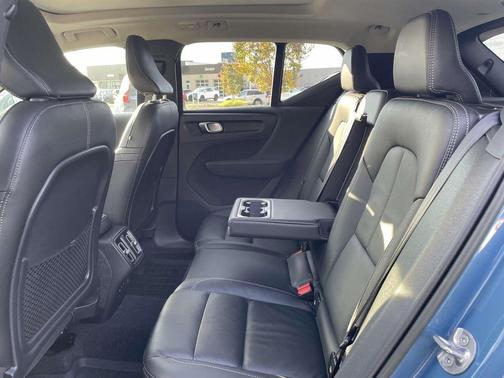 2023 Volvo XC40 B5 Ultimate Bright Theme