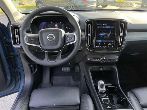 2023 Volvo XC40 B5 Ultimate Bright Theme