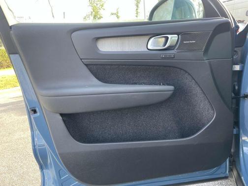 2023 Volvo XC40 B5 Ultimate Bright Theme