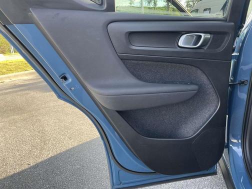 2023 Volvo XC40 B5 Ultimate Bright Theme