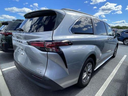 Celestial Silver Metallic 2022 Toyota Sienna XLE