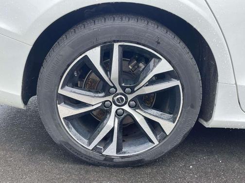 Crystal White Metallic 2024 Volvo S60 B5 Core Dark Theme