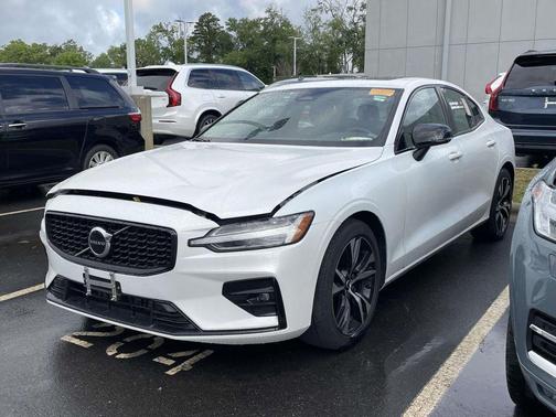 Crystal White Metallic 2024 Volvo S60 B5 Core Dark Theme
