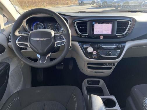 2024 Chrysler Voyager LX