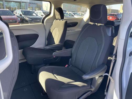 2024 Chrysler Voyager LX