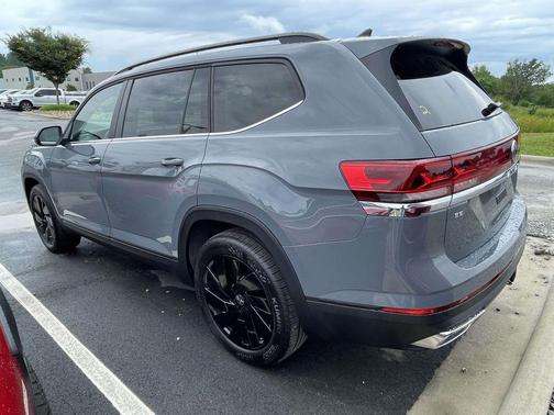 Pure Gray 2025 Volkswagen Atlas 2.0T SE