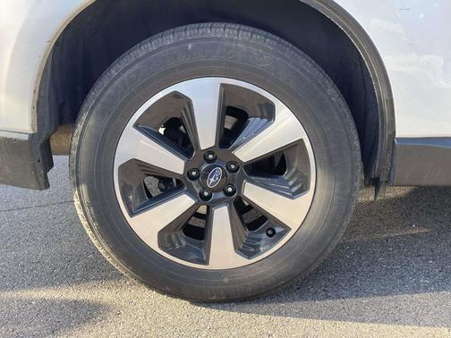 Crystal White Pearl 2018 Subaru Forester 2.5i Limited