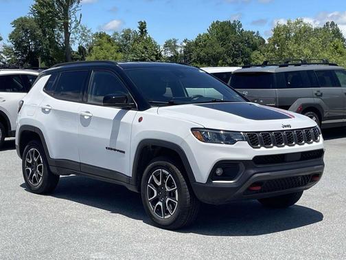Bright White Clearcoat 2024 Jeep Compass Trailhawk