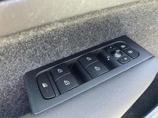 2023 Volvo XC40 B5 Core