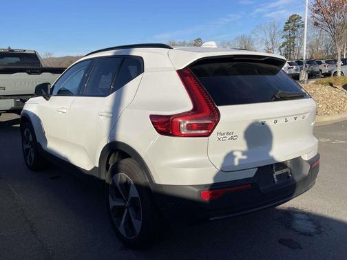 2024 Volvo XC40 B5 Plus Dark Theme
