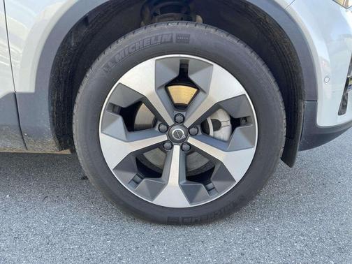 2024 Volvo XC40 B5 Plus Dark Theme