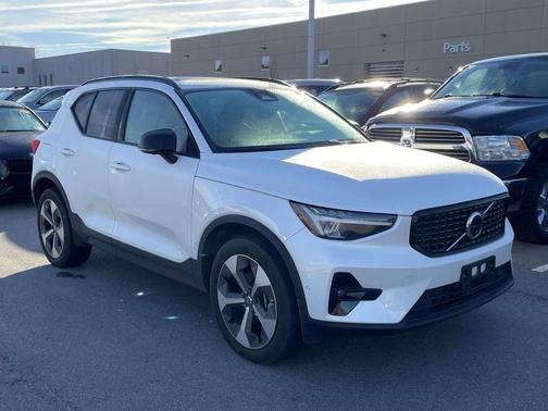 2024 Volvo XC40 B5 Plus Dark Theme