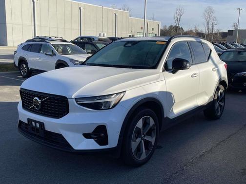 2024 Volvo XC40 B5 Plus Dark Theme