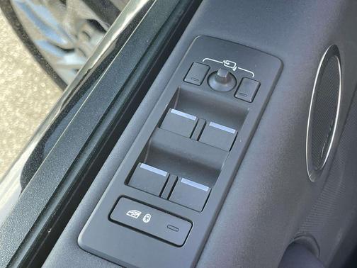 2024 Land Rover Discovery P300 S