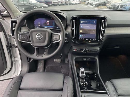 2023 Volvo XC40 B5 Ultimate Dark Theme