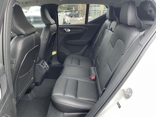 2023 Volvo XC40 B5 Ultimate Dark Theme