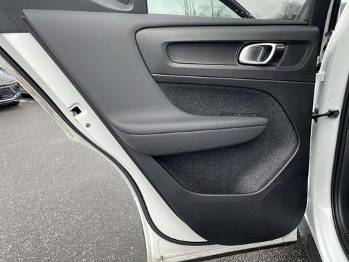 2023 Volvo XC40 B5 Ultimate Dark Theme