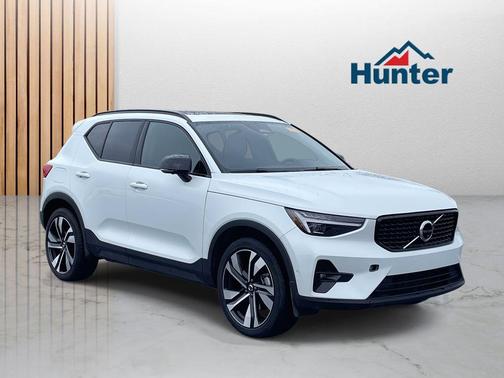 2023 Volvo XC40 B5 Ultimate Dark Theme